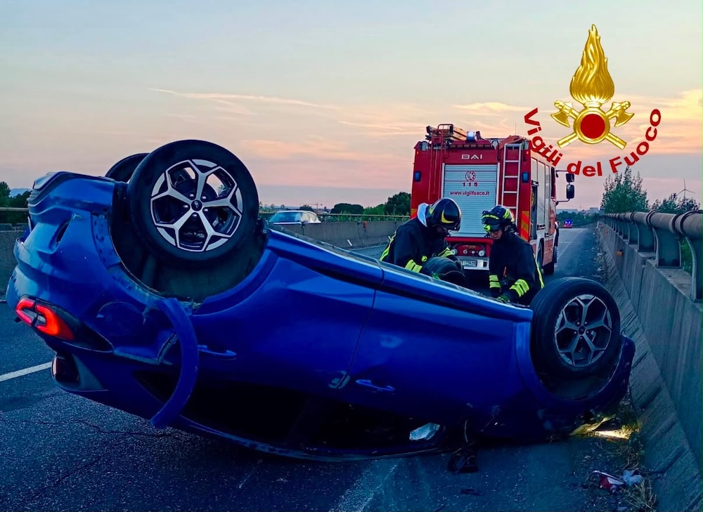 Incidente sulla Fi-Pi-Li a Pontedera tra due auto, una si ribalta