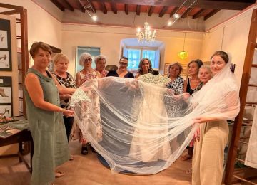 La giovane Maddalena, aspirante ricamatrice: "Mia nonna ha realizzato il mio velo da sposa, voglio continuare la sua passione"