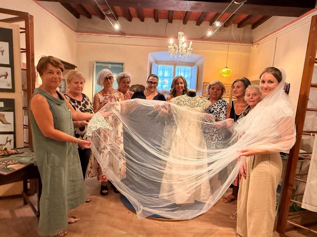La giovane Maddalena, aspirante ricamatrice: "Mia nonna ha realizzato il mio velo da sposa, voglio continuare la sua passione"