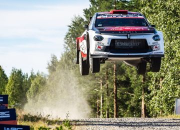 Lancia Corse HF dimostra la sua forza sui famosi sterrati del Rally Finland.