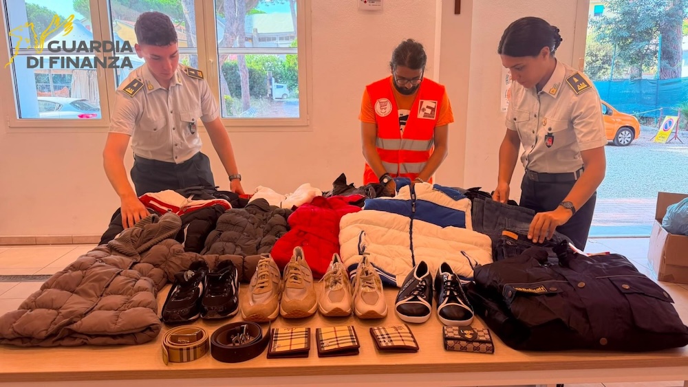 Livorno: la Guardia di Finanza dona vestiti sequestrati in beneficenza