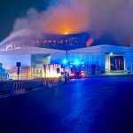 Marlia, grande incendio in una cartiera. Il sindaco: "Chiudete le finestre."