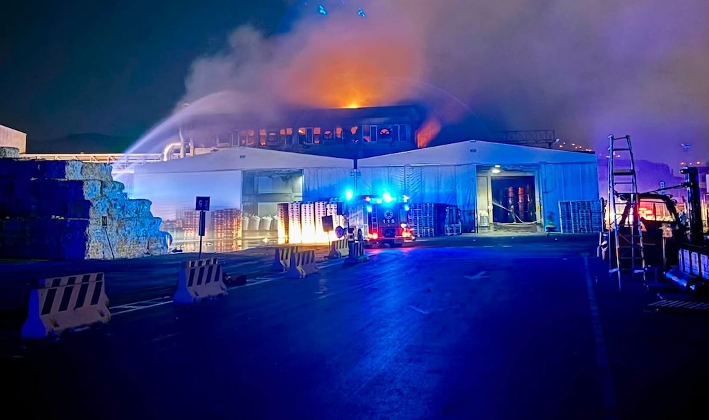 Marlia, grande incendio in una cartiera. Il sindaco: "Chiudete le finestre."