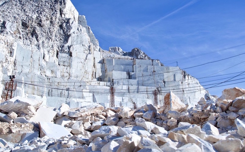 Morte sul lavoro a Carrara: quasi totale adesione allo sciopero del marmo