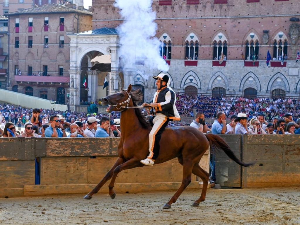 Palio del 16 agosto: La Lupa vince la Provaccia