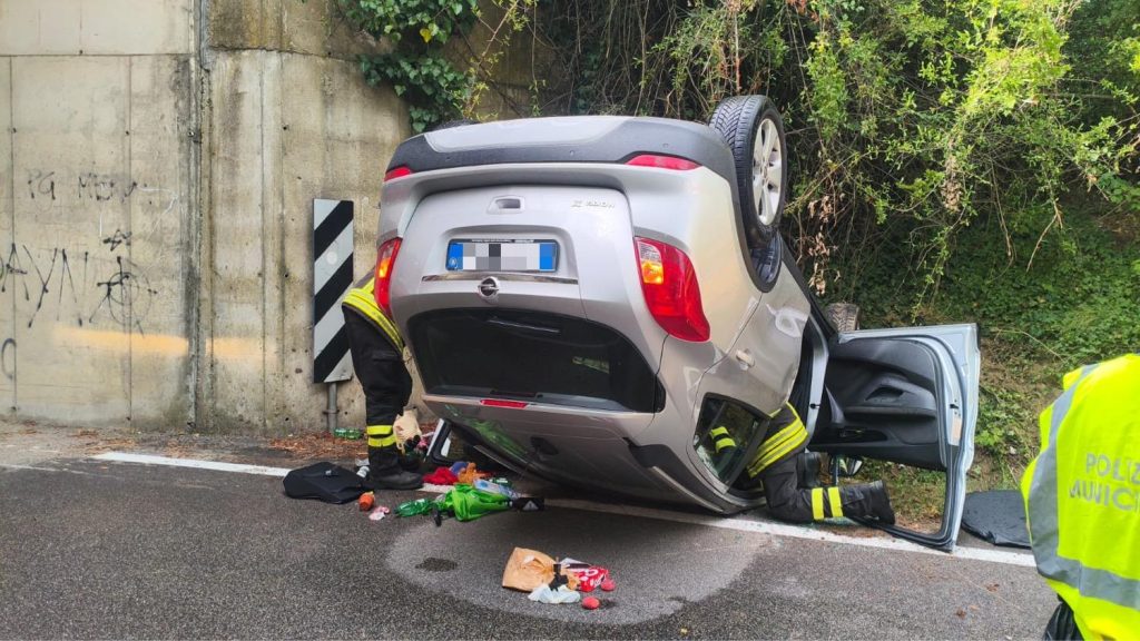 Perde il controllo dell’auto e si ribalta a Ponte alla Chiassa