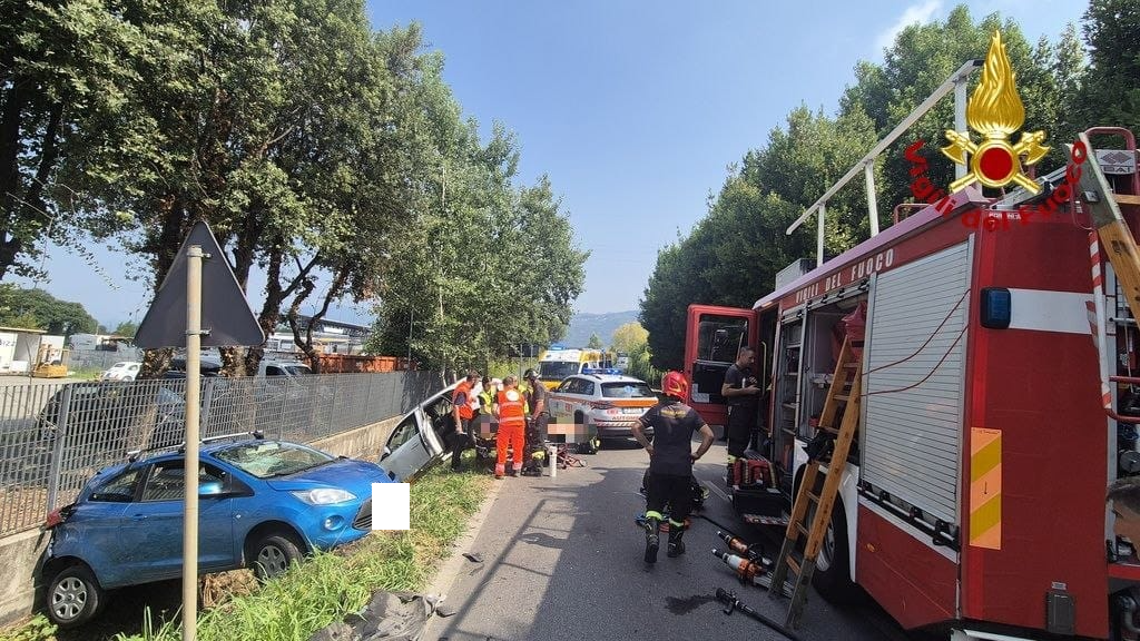[ Pietrasanta ] Due auto si scontrano e finiscono nel fosso: due feriti