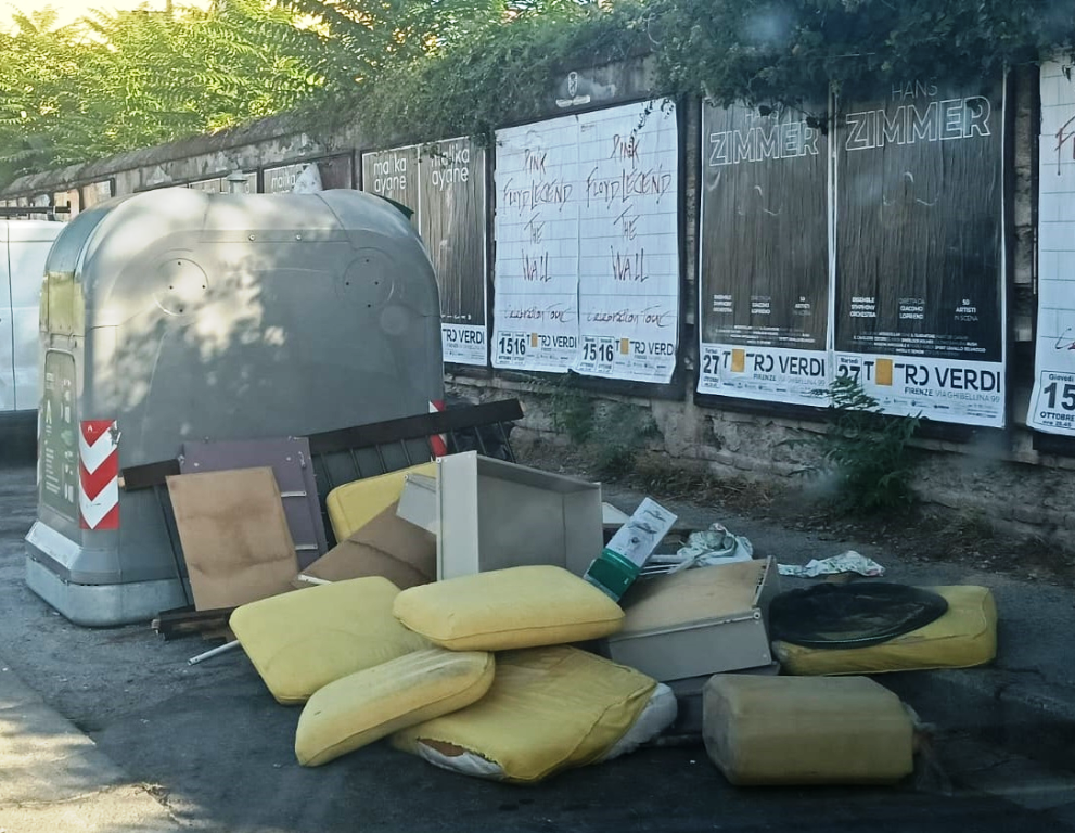 Rifiuti Abbandonati a Fucecchio: Una Segnalazione Identifica il Responsabile