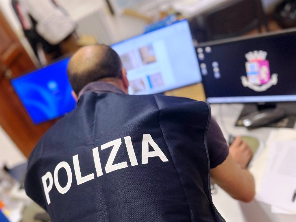 Scritte contro Meloni e la Polizia a Siena, un 24enne denunciato