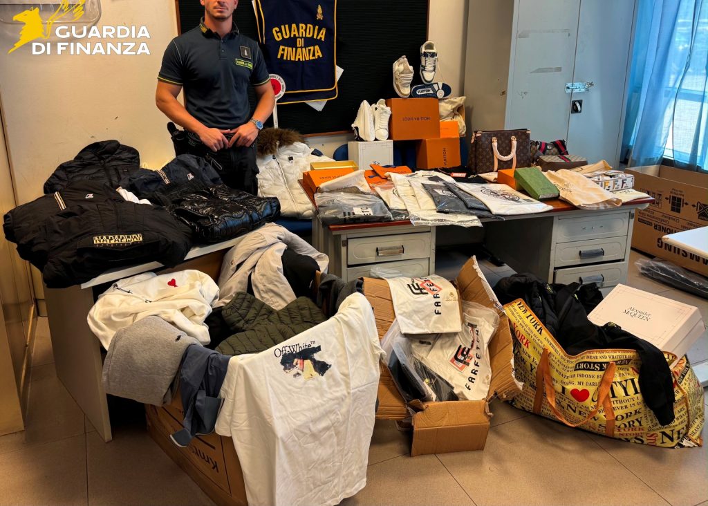 Sequestrati 2000 prodotti contraffatti di marchi di lusso nel Pisano: denunciato un uomo italian