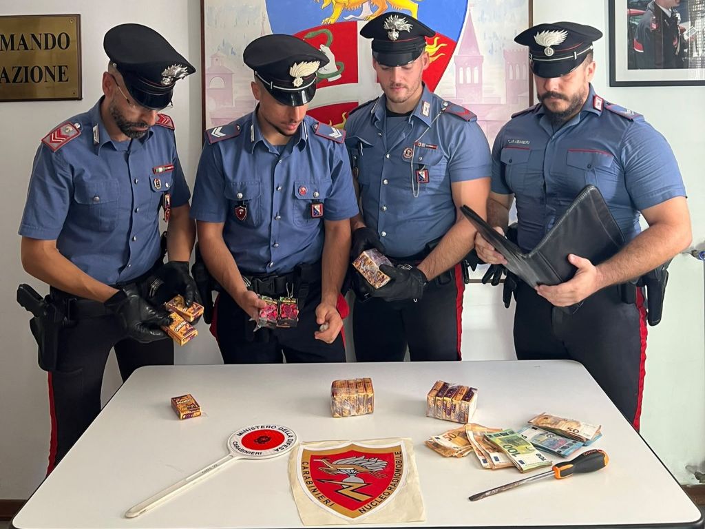 Sequestrati due chili di hashish e 3500 euro in contante: arrestato un 52enne a Sansepolcro