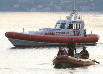 Sicurezza in Acqua: Guardia Costiera e Navigazione Laghi Intensificano i Messaggi di Prudenza per i Turisti