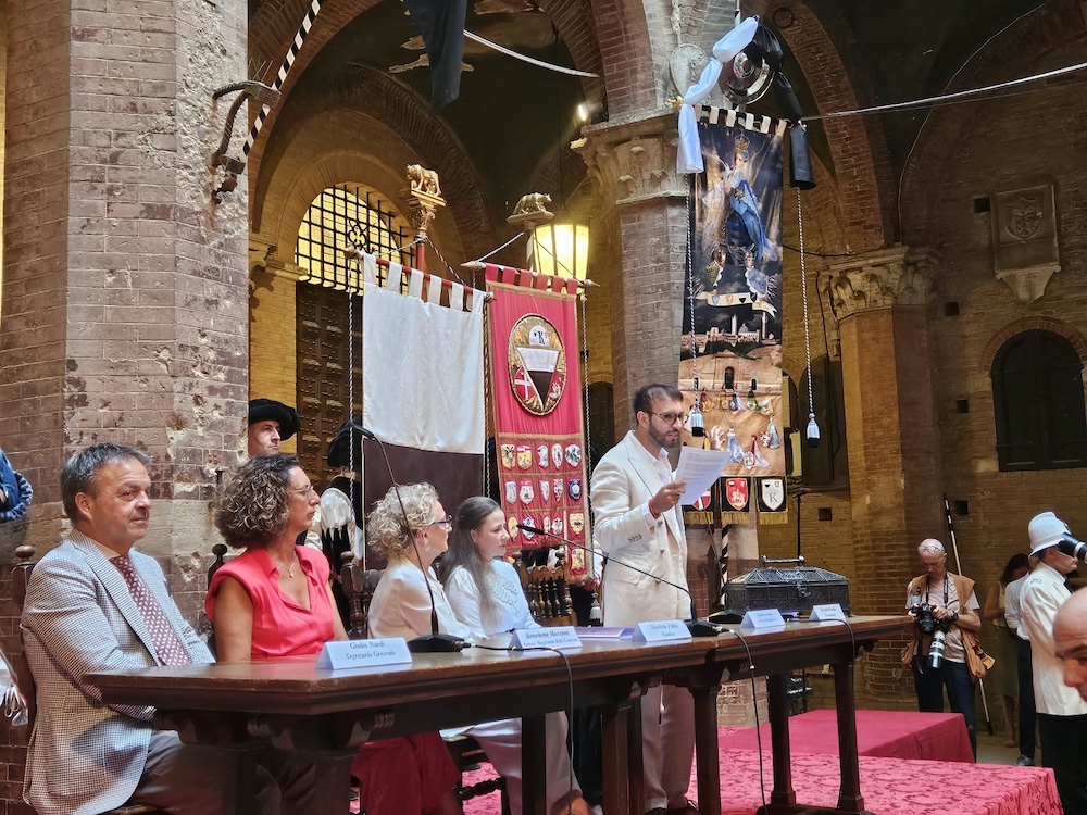 Siena, svelato il Drappellone del Palio del 16 agosto