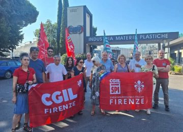 Tragedia sul lavoro a Campi Bisenzio: momento di commemorazione davanti all'azienda