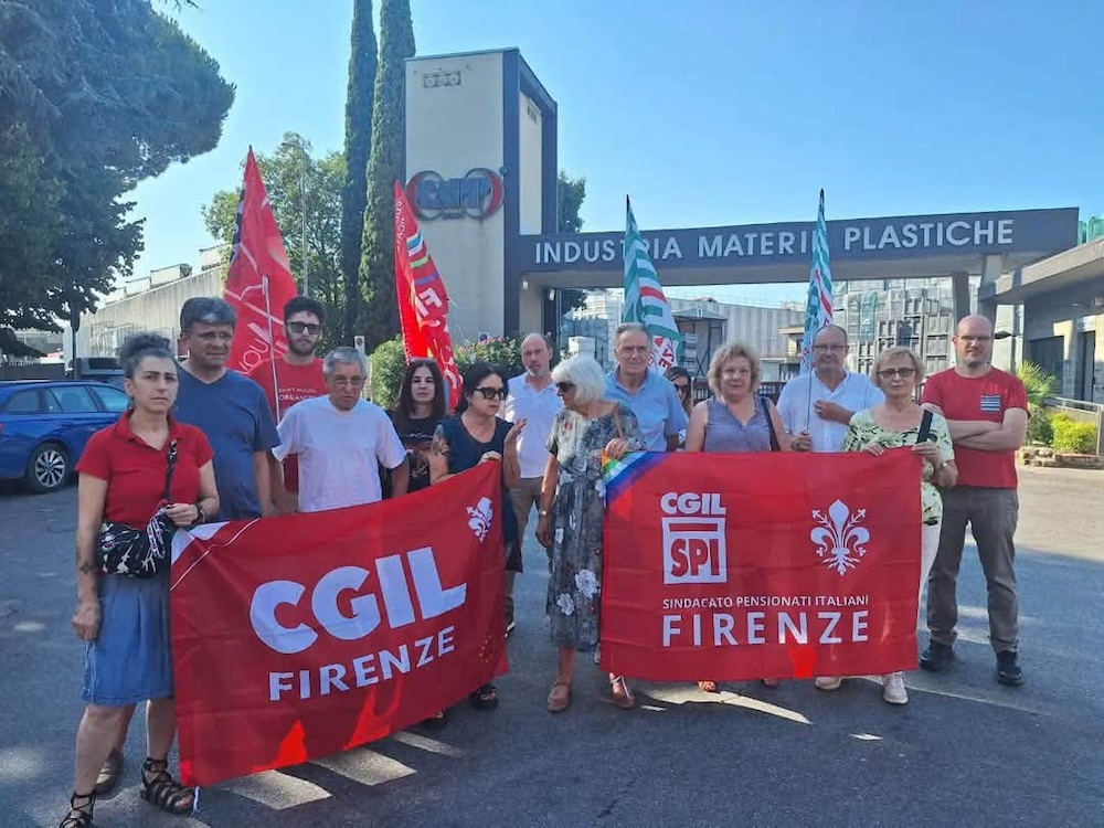 Tragedia sul lavoro a Campi Bisenzio: momento di commemorazione davanti all'azienda