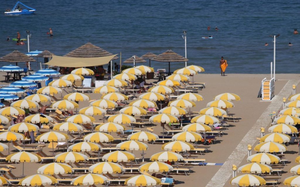 Una settimana di vacanza per famiglie costa in media 2.325 euro