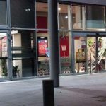 Vetrine distrutte nella notte: irrompono nella Coop di Empoli ma non rubano nulla.