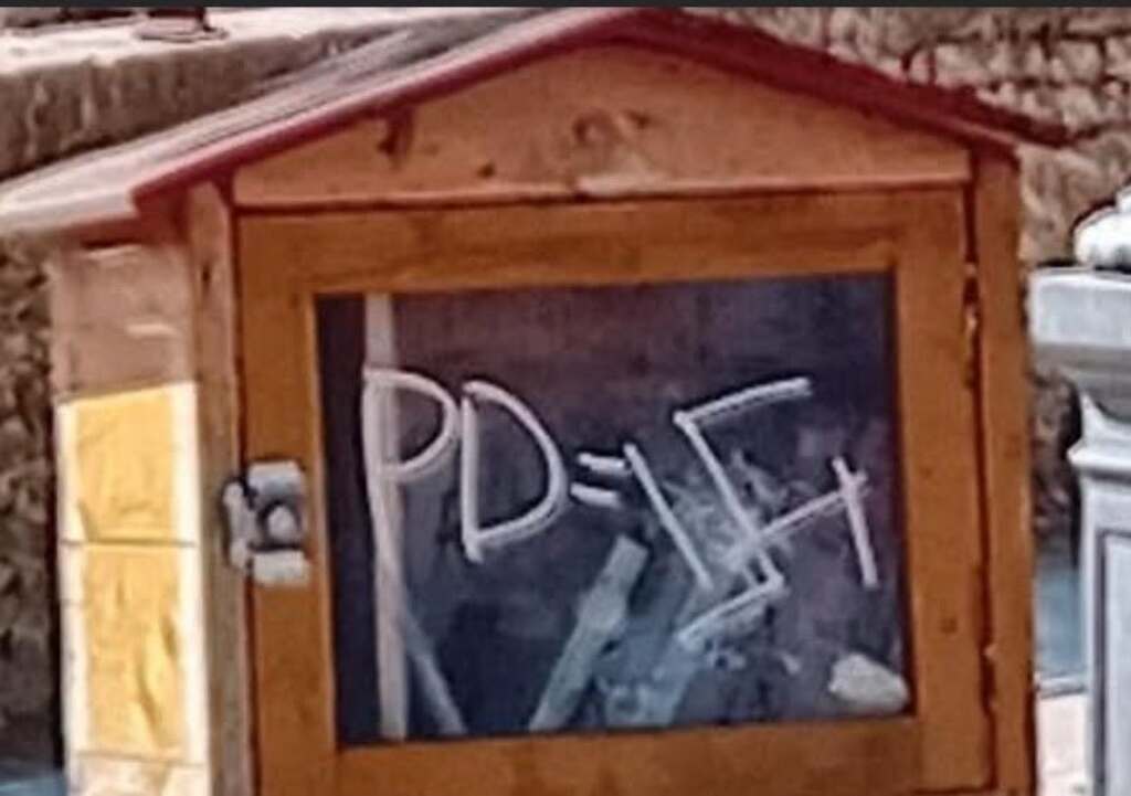 Vandalizzata una casetta dei libri alla Fortezza di Siena: il simbolo PD accostato a una svastica